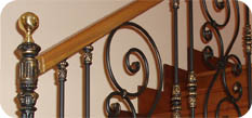 Detalle de escalera de forja decorativa en vivienda unifamiliar